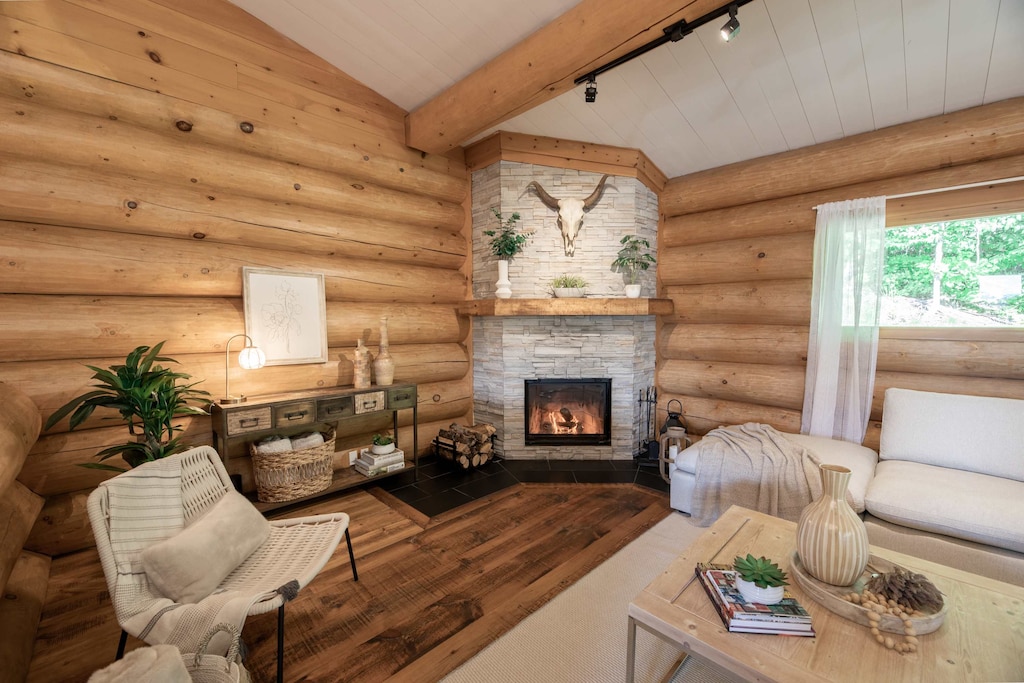 Au rez de chaussée le foyer au bois vous charmera