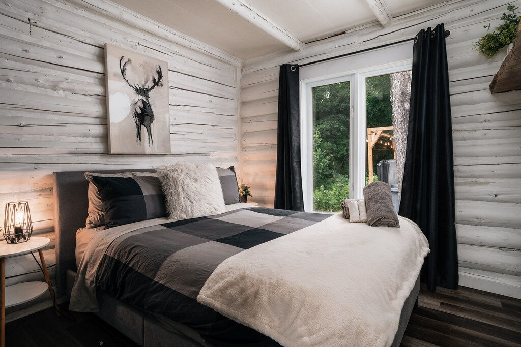 Cozy bedroom with a view on the garden