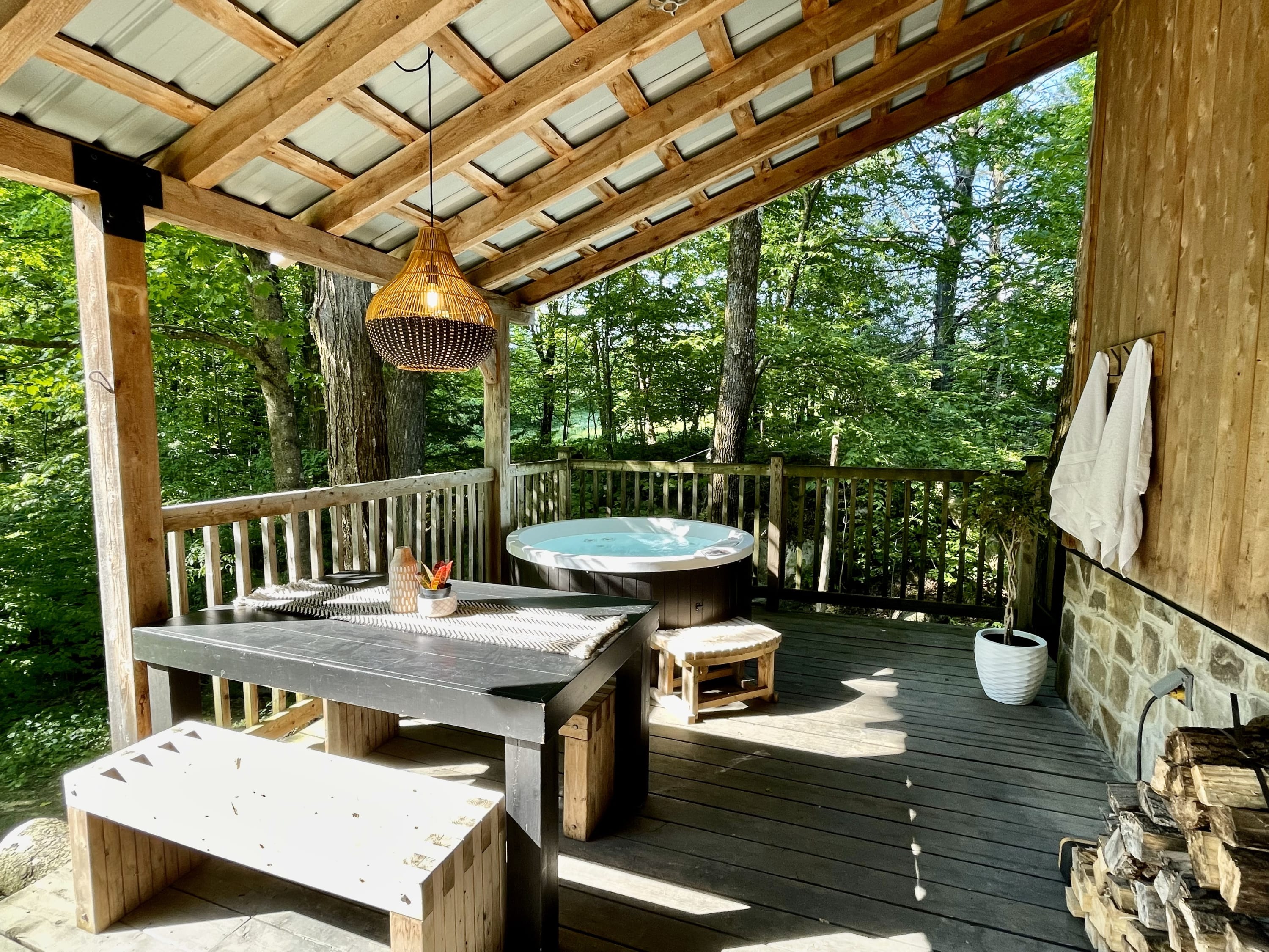 Property Image 2 - Le 14 Chalets Howard: Spa-Shower-Hammock-Bromont