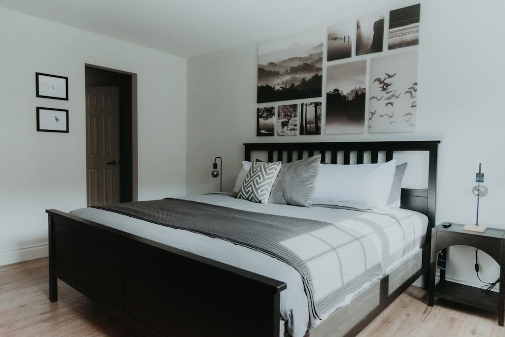 Chambre des maîtres avec douillet lit king