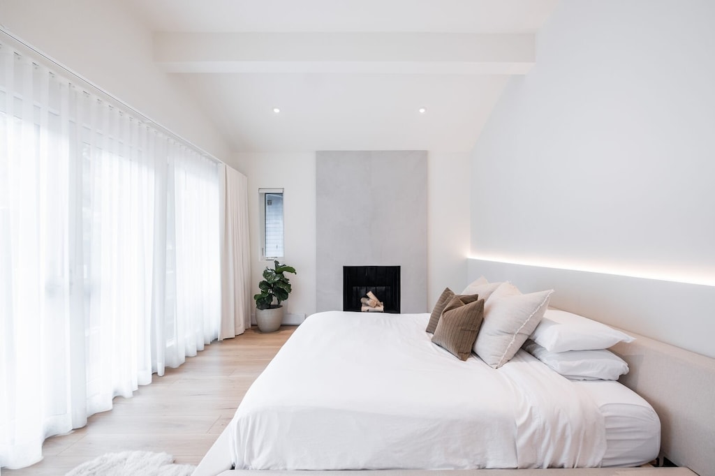 Primary bedroom: King bed