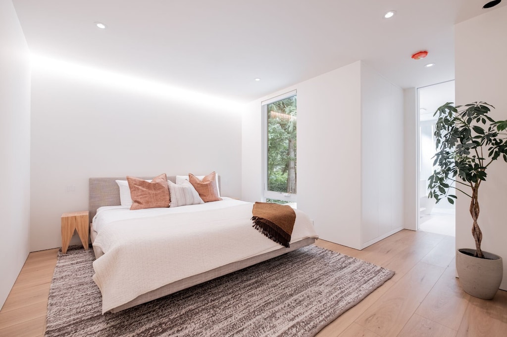 2nd bedroom: King bed