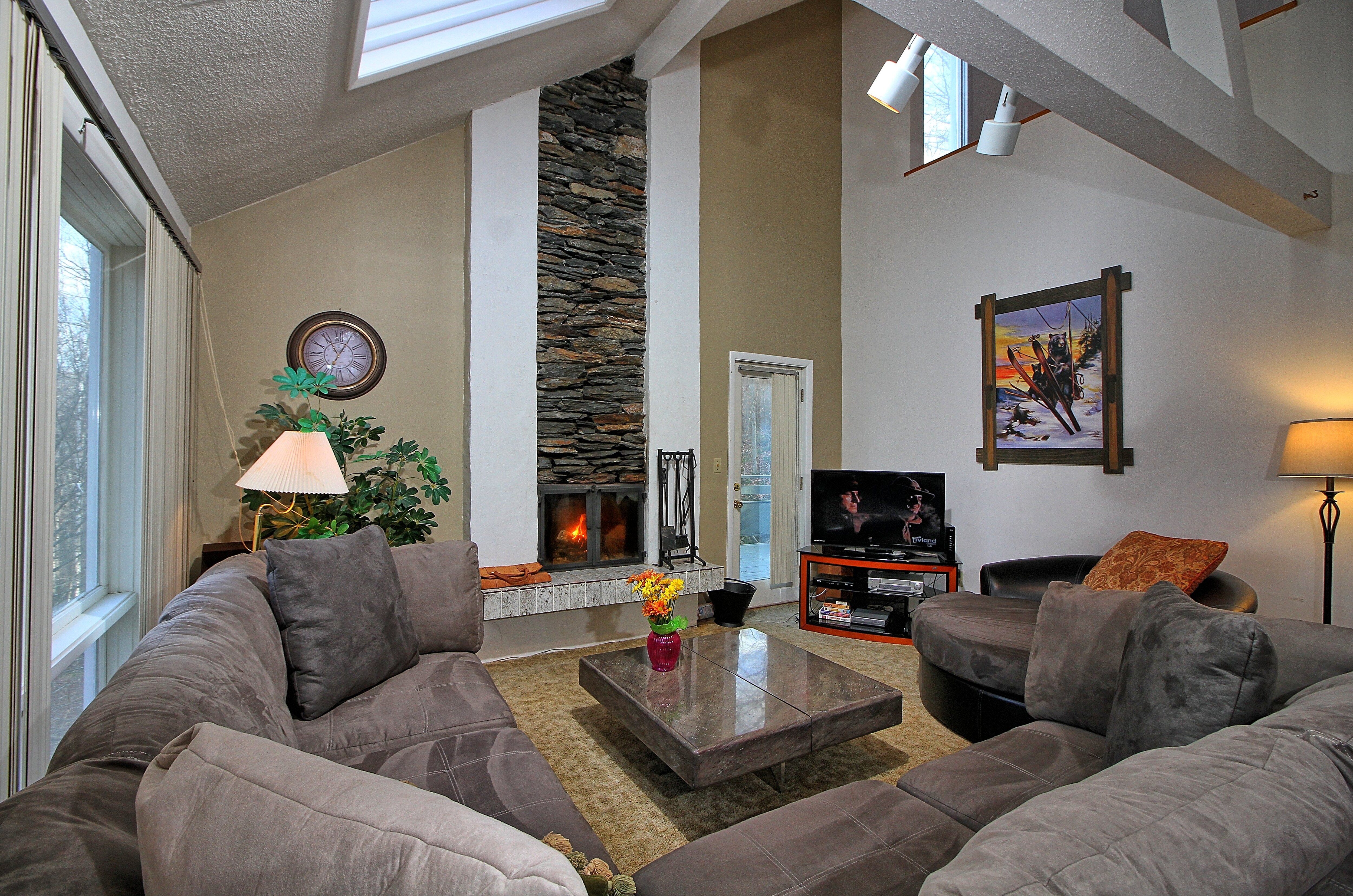 Living room w/fireplace