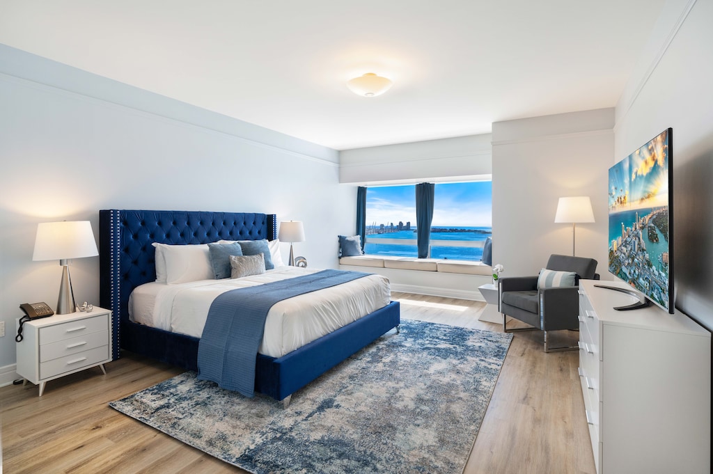 Amazing Bedroom of the Condo in Miami Florida - Experience breathtaking ocean views through windows, welcoming natural light - Smart TV and Netflix - Comfy Double bed