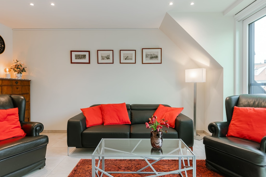 Spacious living room