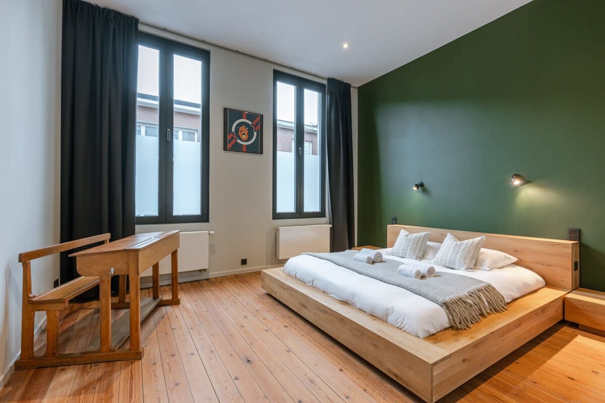 Spacious and charming bedroom ( Linen not included, but optional from HUSWELL + foto on demand)