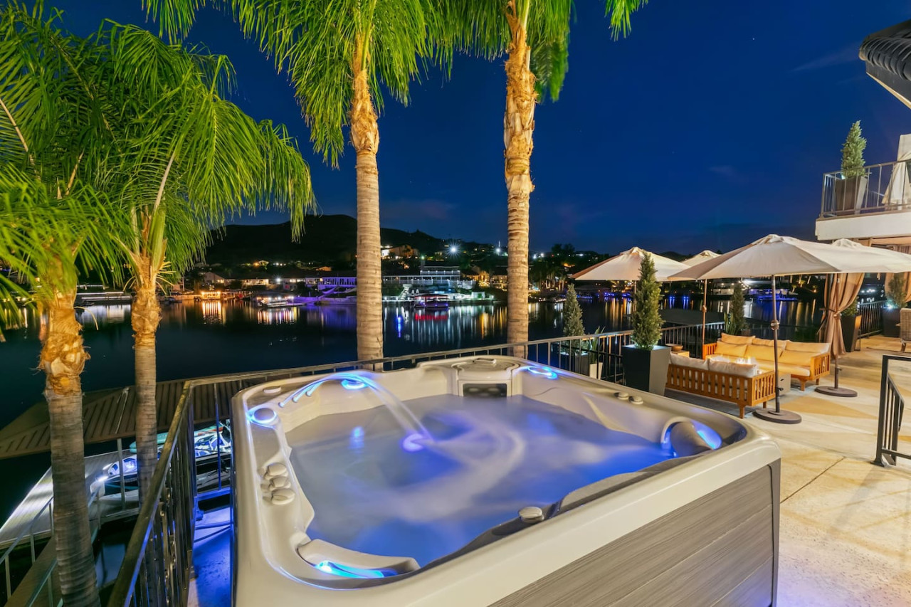 Property Image 2 - White Wake - Hot Tub | Lake Front | Luxury | Views