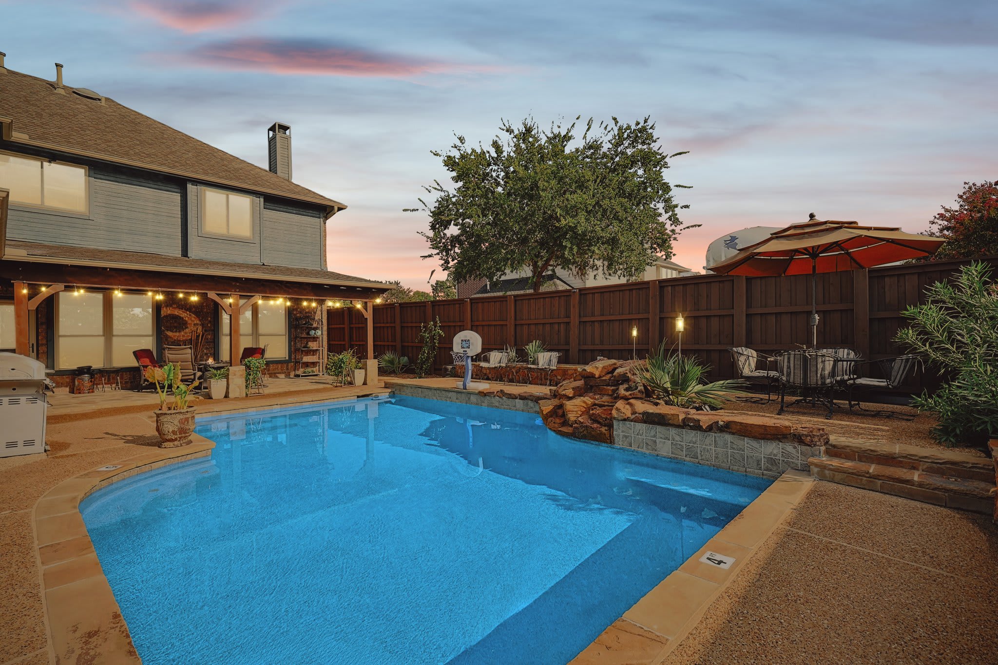 Nothing beats the Texas heat like a cool, refreshing dip in the pool! Jump in and enjoy some fun in the sun. There’s even a basketball net for you to dunk!