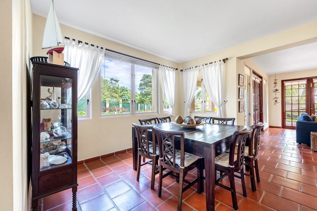 Dining area adjacent to the kitchen