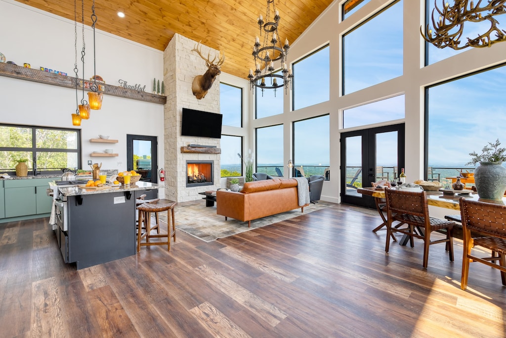 Floor-to-ceiling windows bring the panoramic views inside.