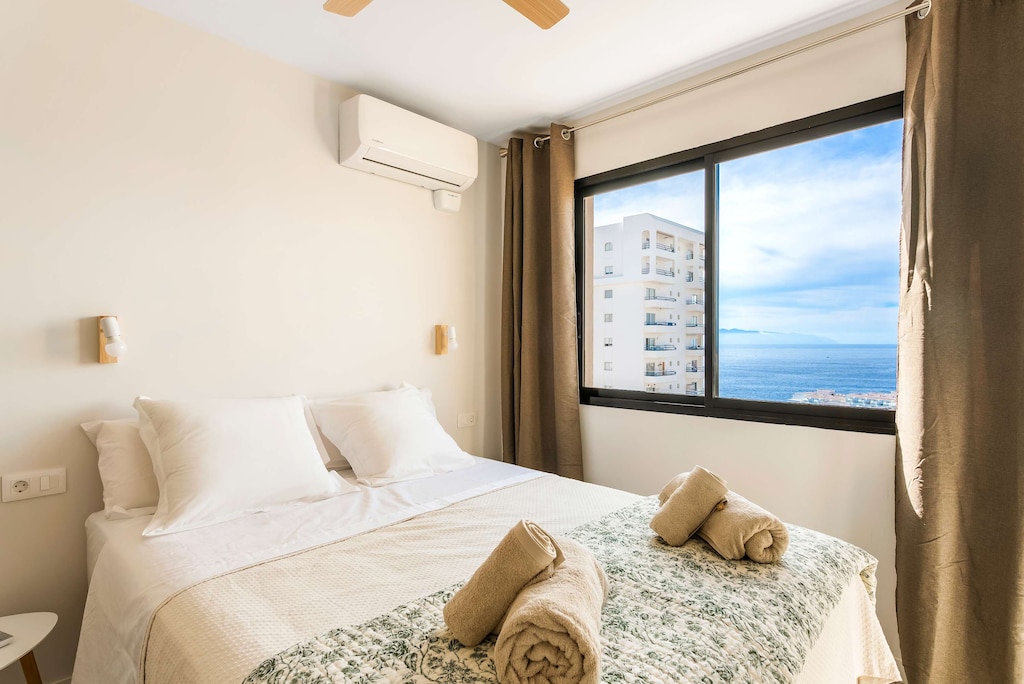 Master Bedroom with Queen Bed, Sea View, Air Conditioning & Sonos Sound System
