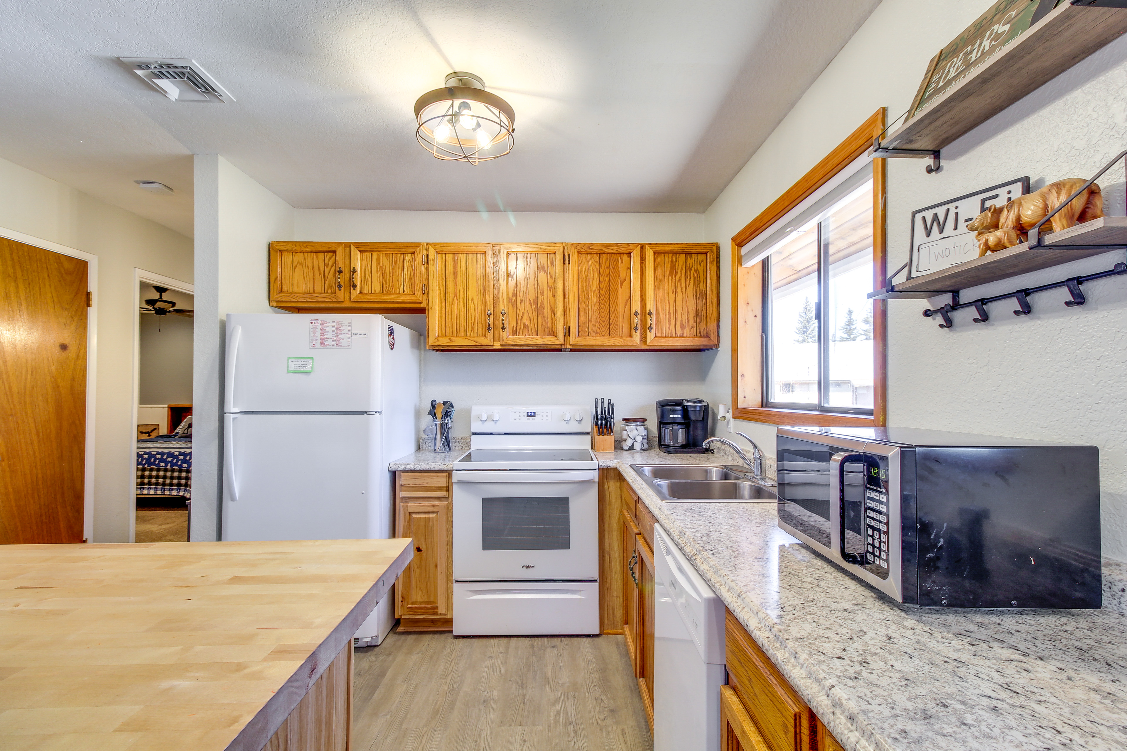 Peaceful Pinetop Cabin w/ Fireplace & Grill!