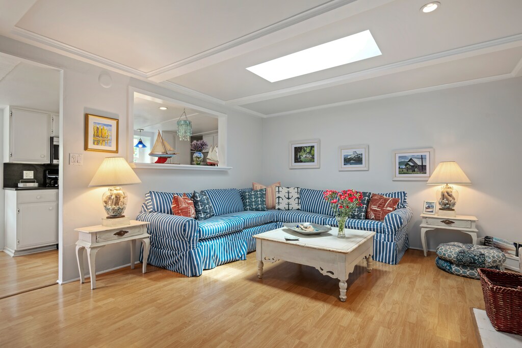 Seashell Cottage - Living Room