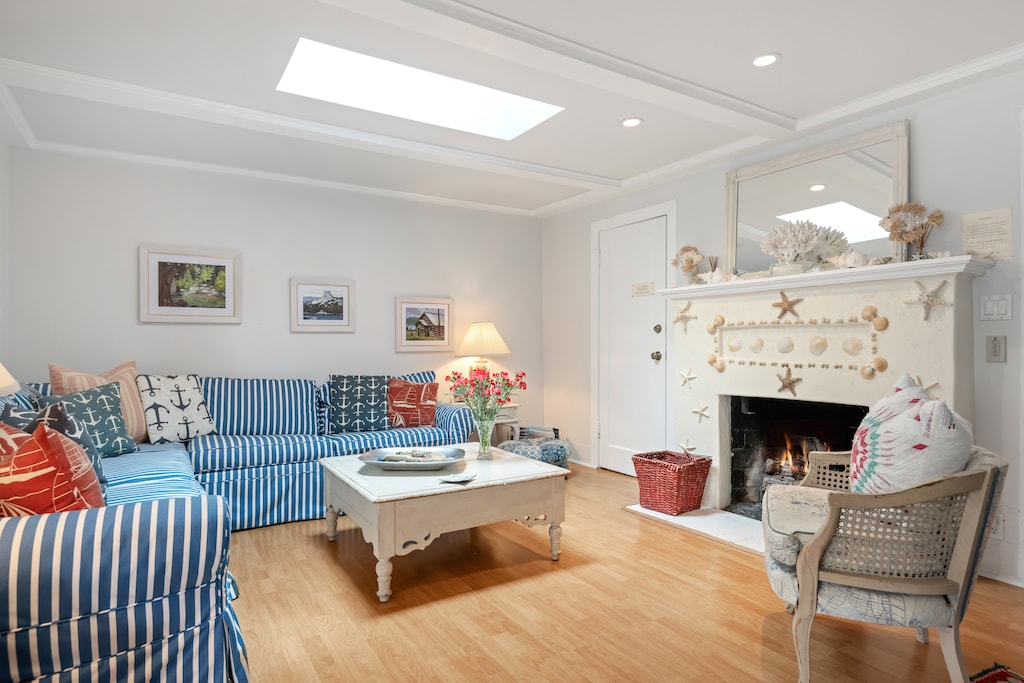 Seashell Cottage - Living Room