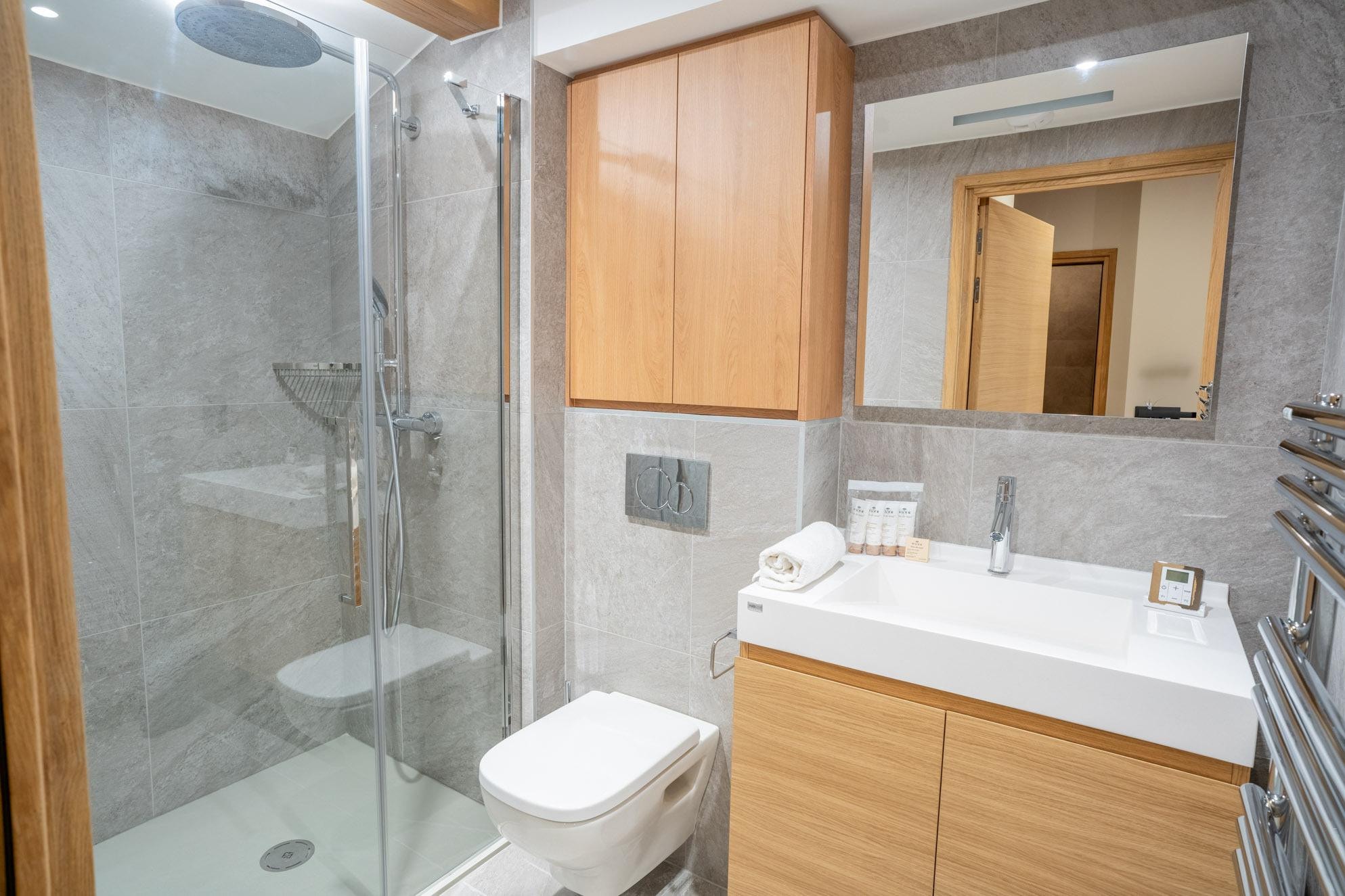 Discover the comfort of the room, equipped with a modern shower and offering a relaxing space to refresh yourself after a busy day. It's the perfect place to start or end your day in peace.