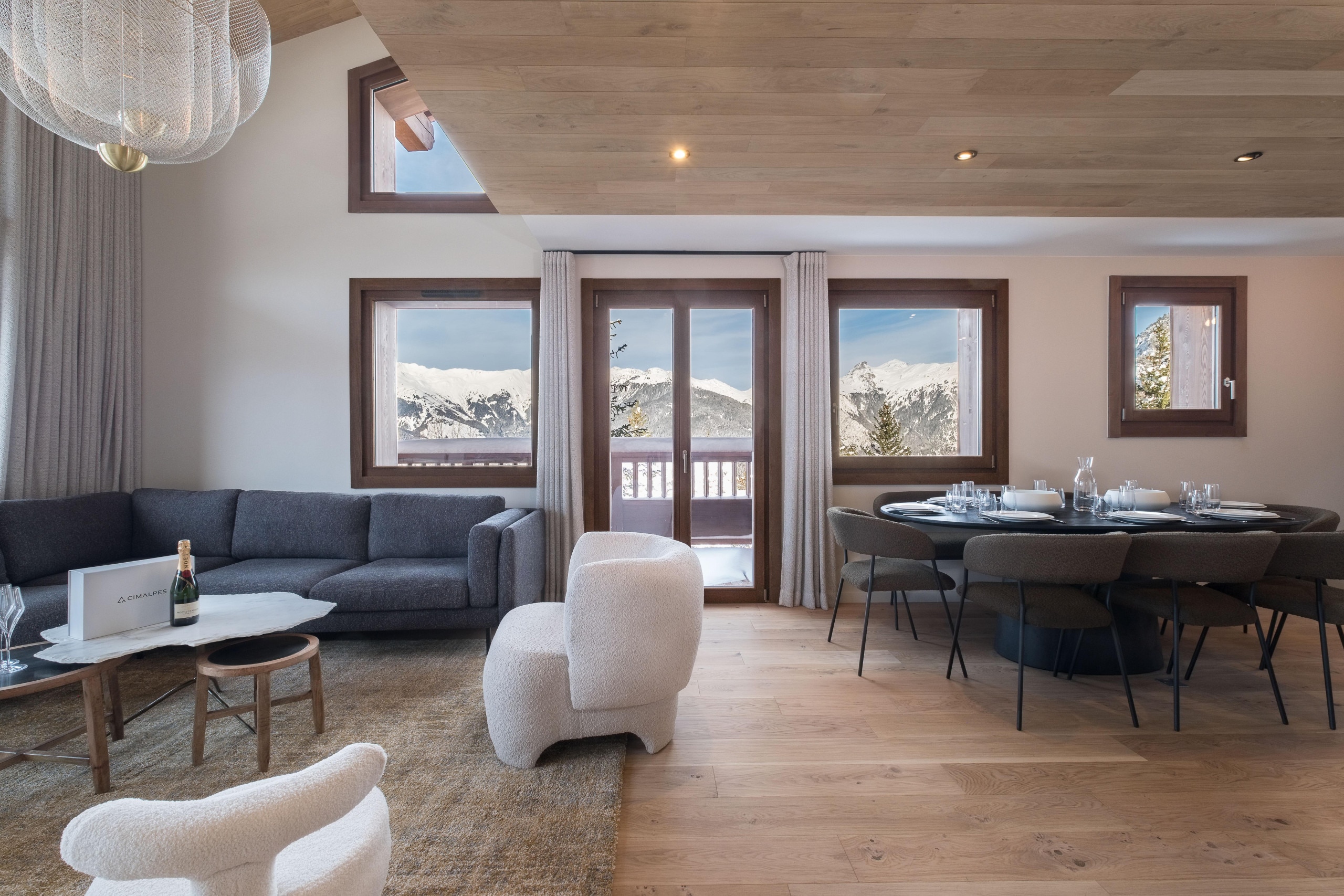 Immerse yourself in the ultimate in Alpine luxury by discovering the dream lounge at Arcelin 4. This sanctuary of relaxation welcomes you with elegance and comfort, offering breathtaking 180° views of the majestic surrounding mountains.