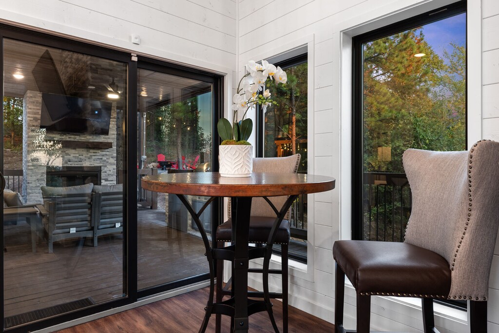 Small dining area with a view!