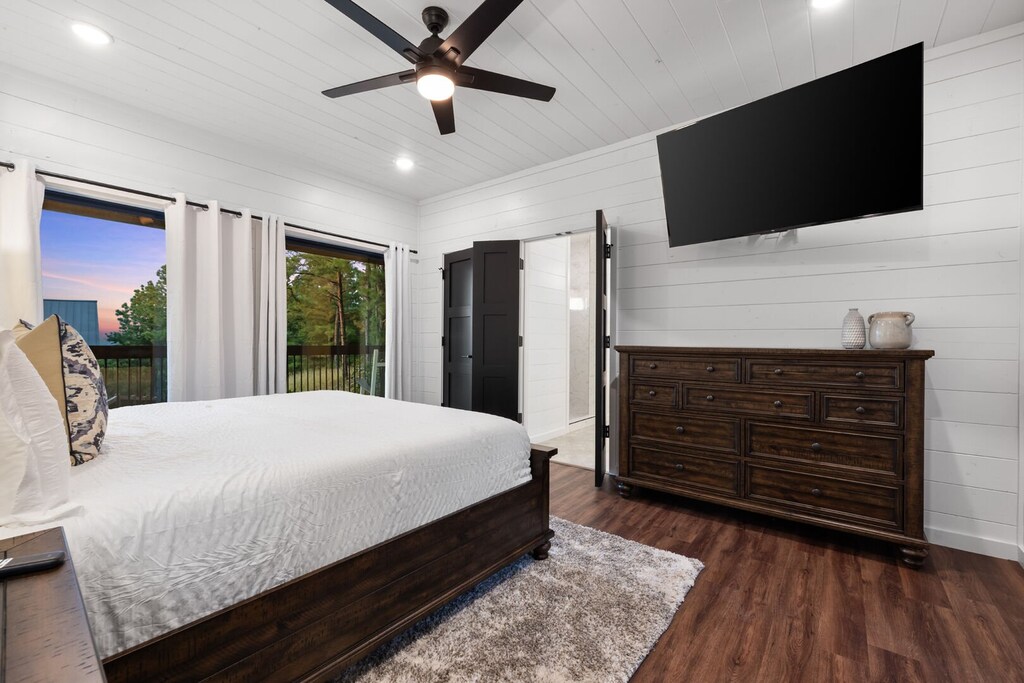 King bedroom downstairs