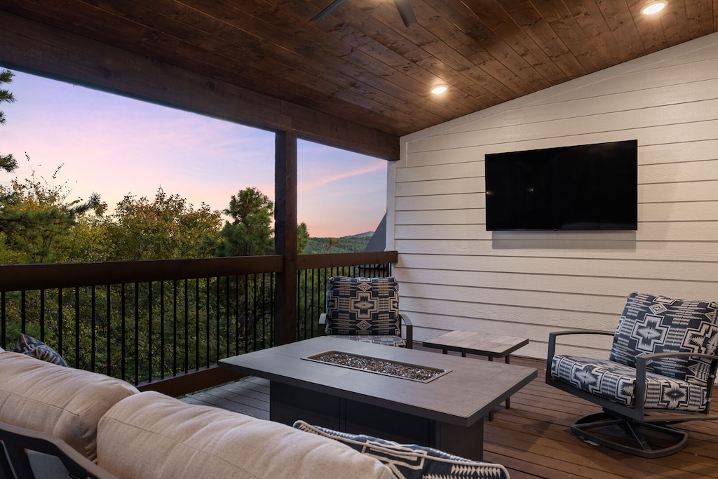 Upstairs outdoor deck