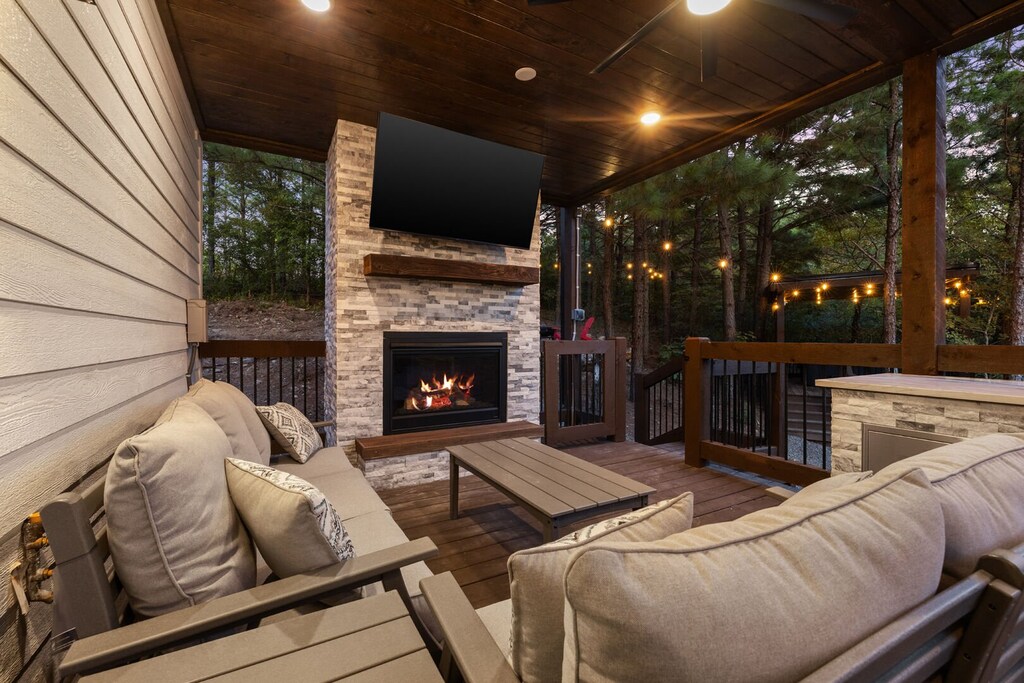 Downstairs outdoor deck area