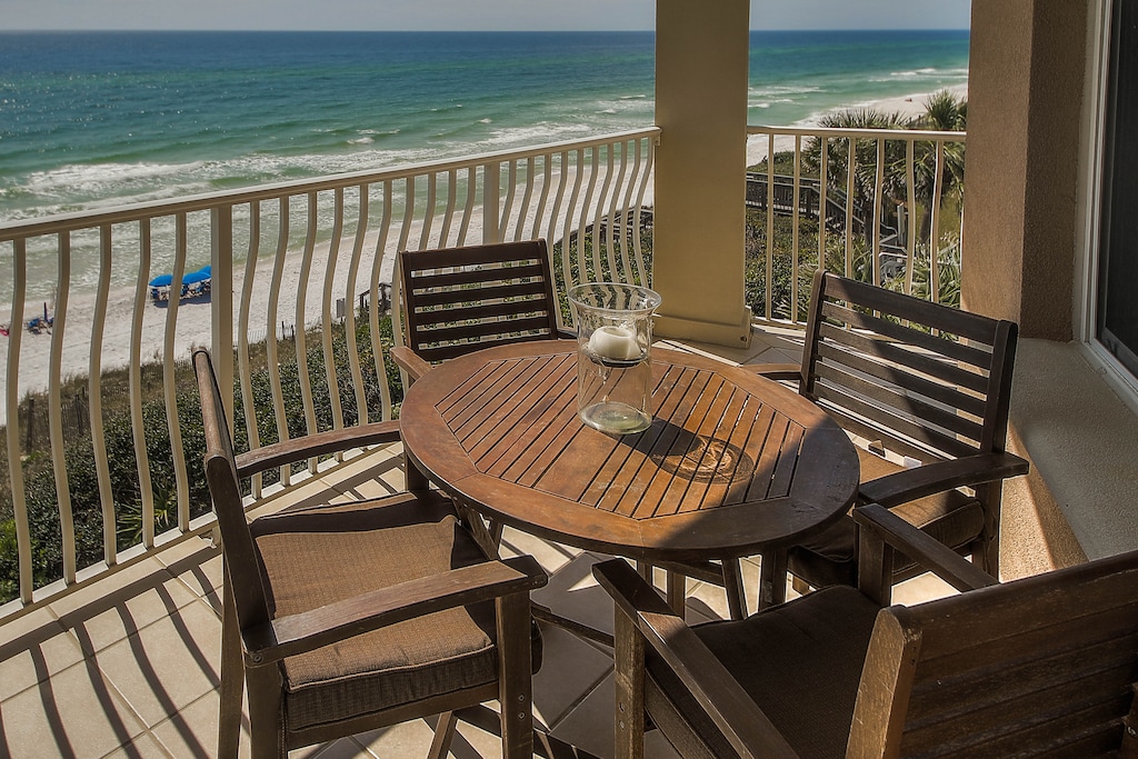 Outdoor dining for 4