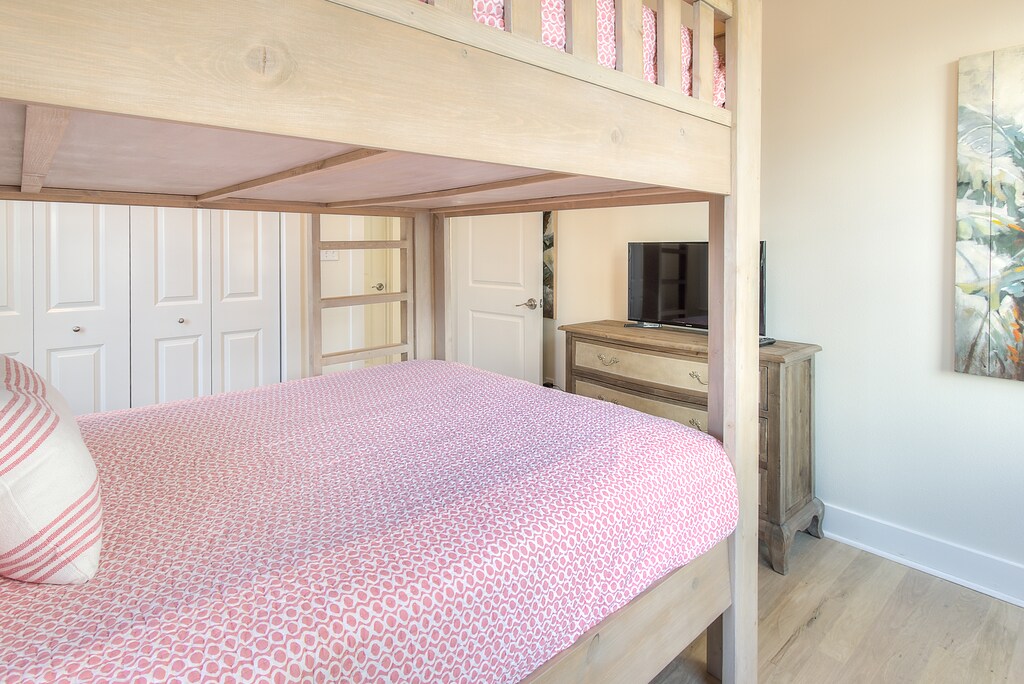 1st Floor Bunk Room - Queen over Queen Bunk