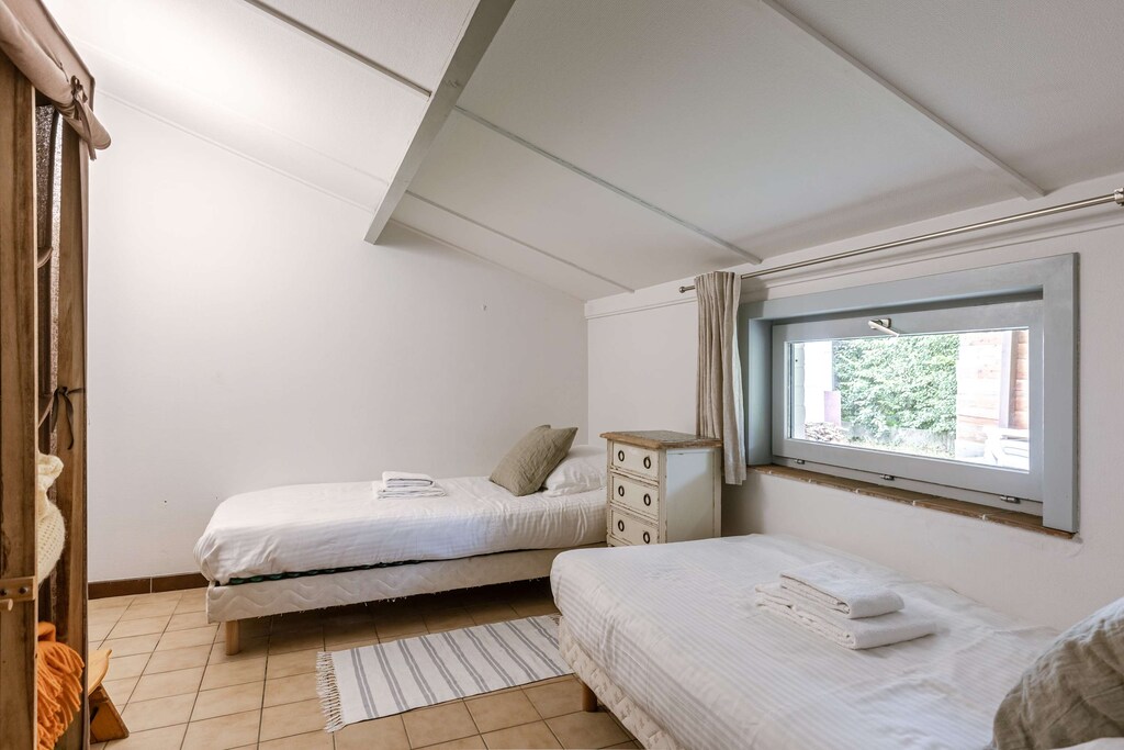 Second bedroom with two single beds