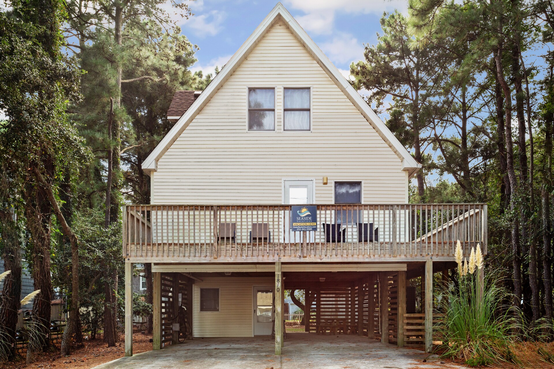 Welcome to Carolyn's Getaway, a charming soundside retreat located in Kill Devil Hills.