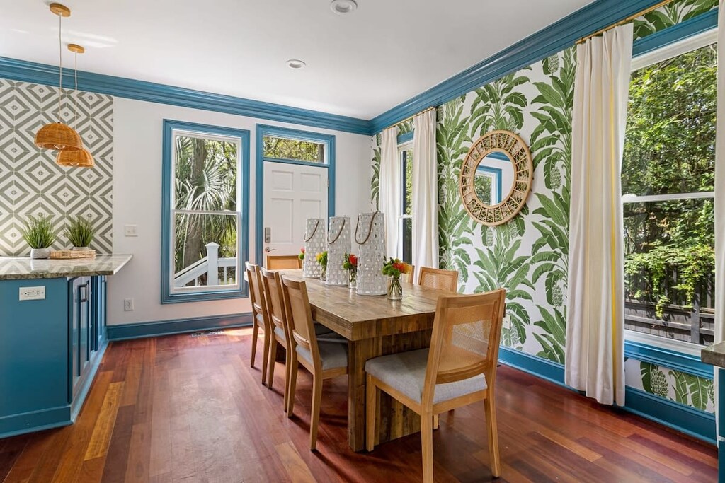 Dining room with seating for your group