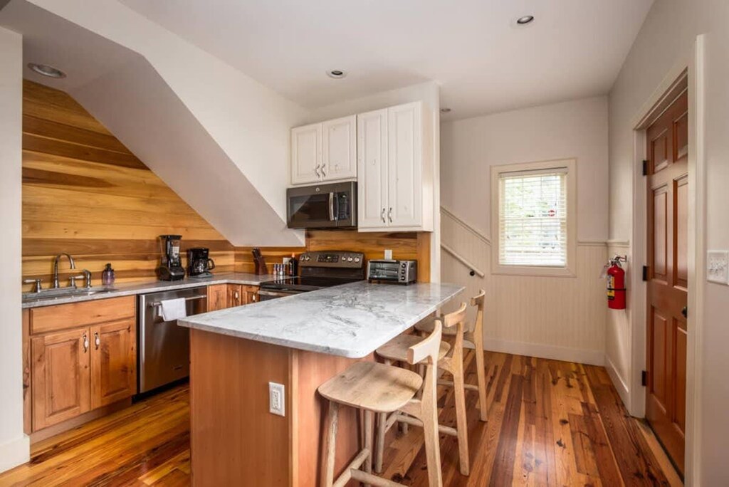 Fully stocked kitchen!