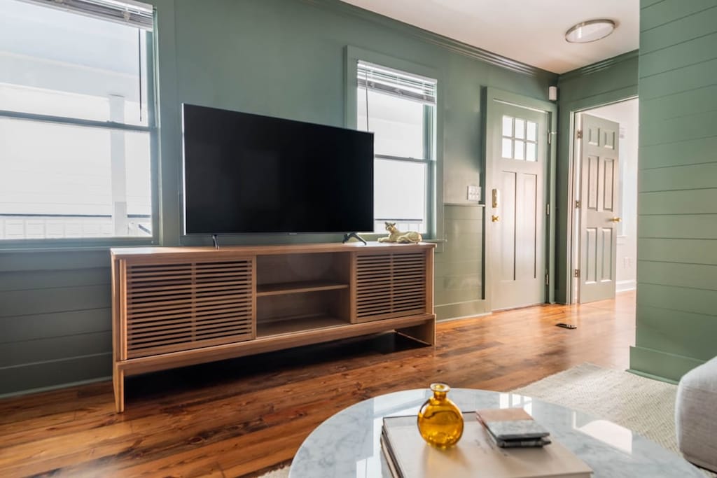 Plenty of seating space for your group between all 3 living room spaces :) 