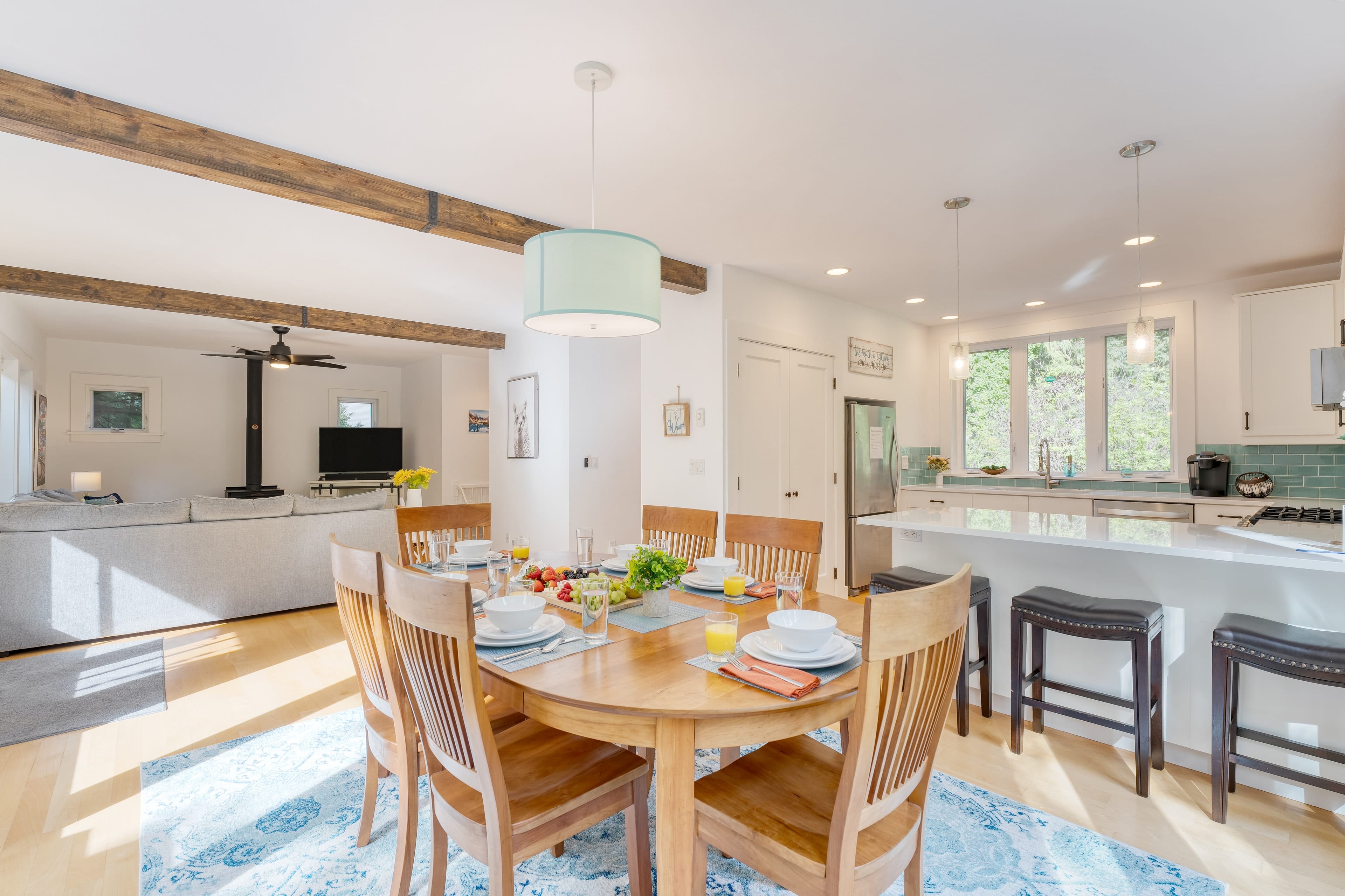 Enjoy your delicious meals at this chic dining table.