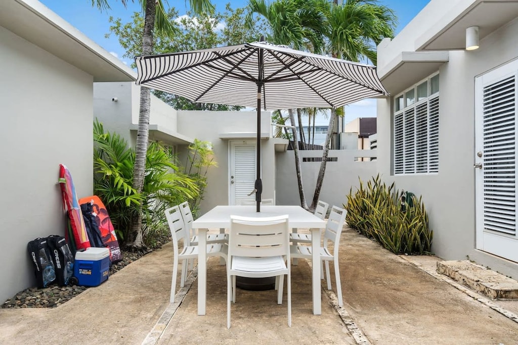 The interior courtyard with dining table for 6
