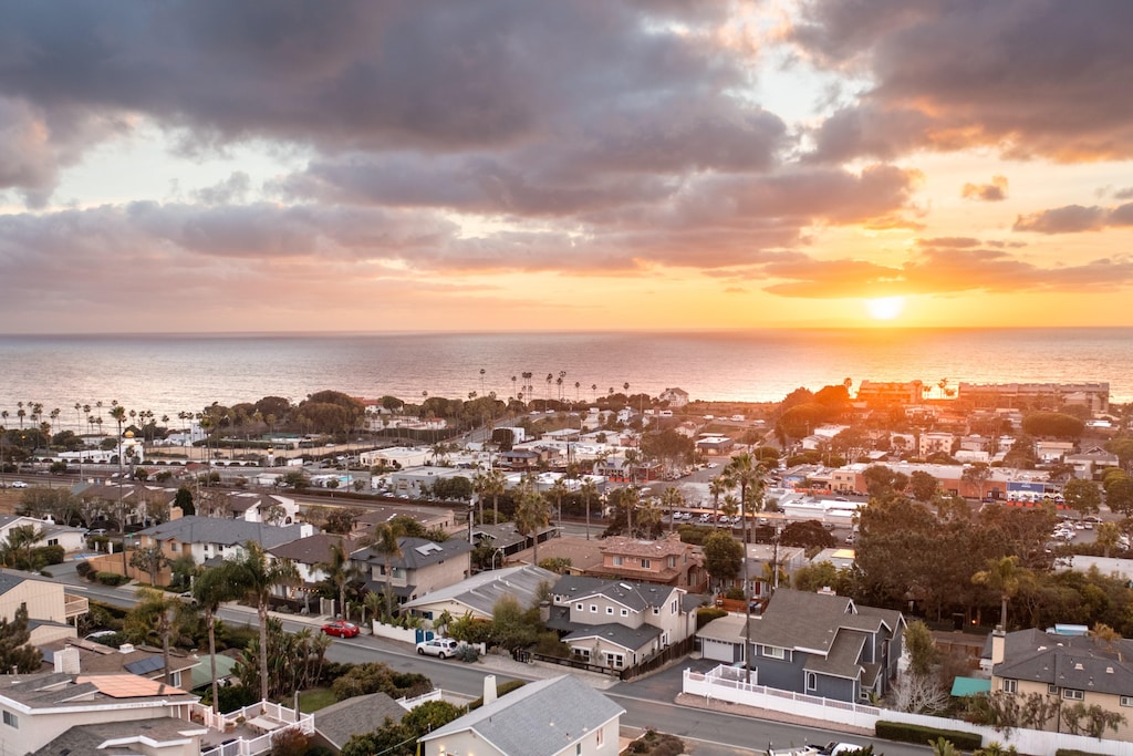 Stunning sunsets and a short walk to Swami's beach!