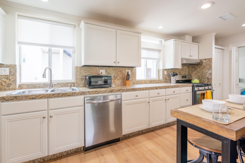 Fully equipped kitchen w/ a breakfast counter.