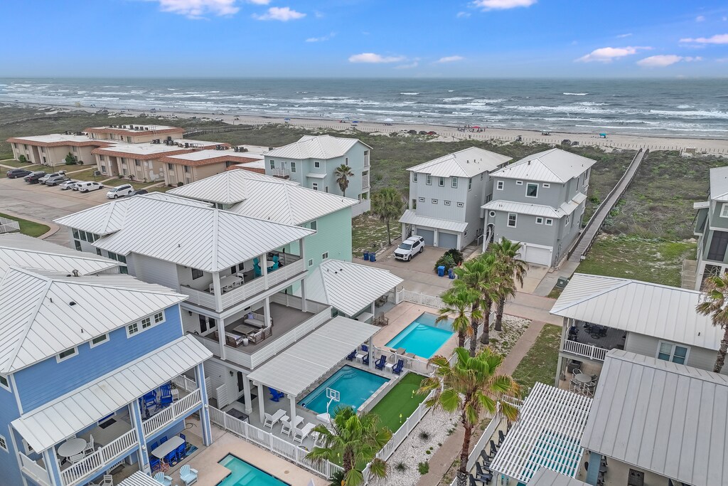 Just steps to convenient pedestrian boardwalk! 