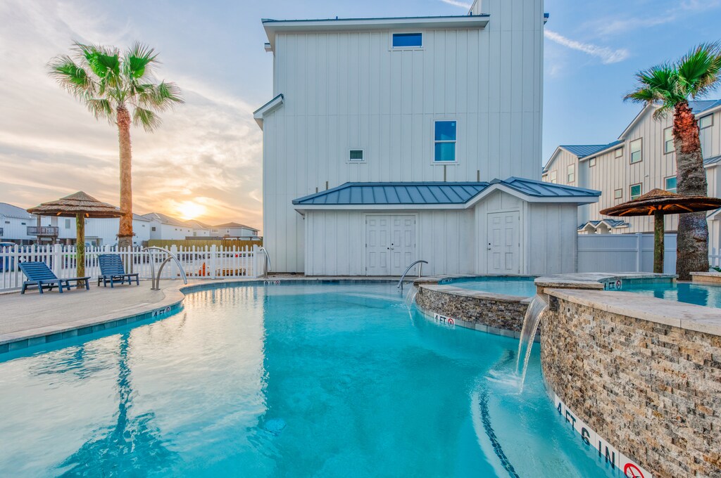 Amazing community pool for your enjoyment