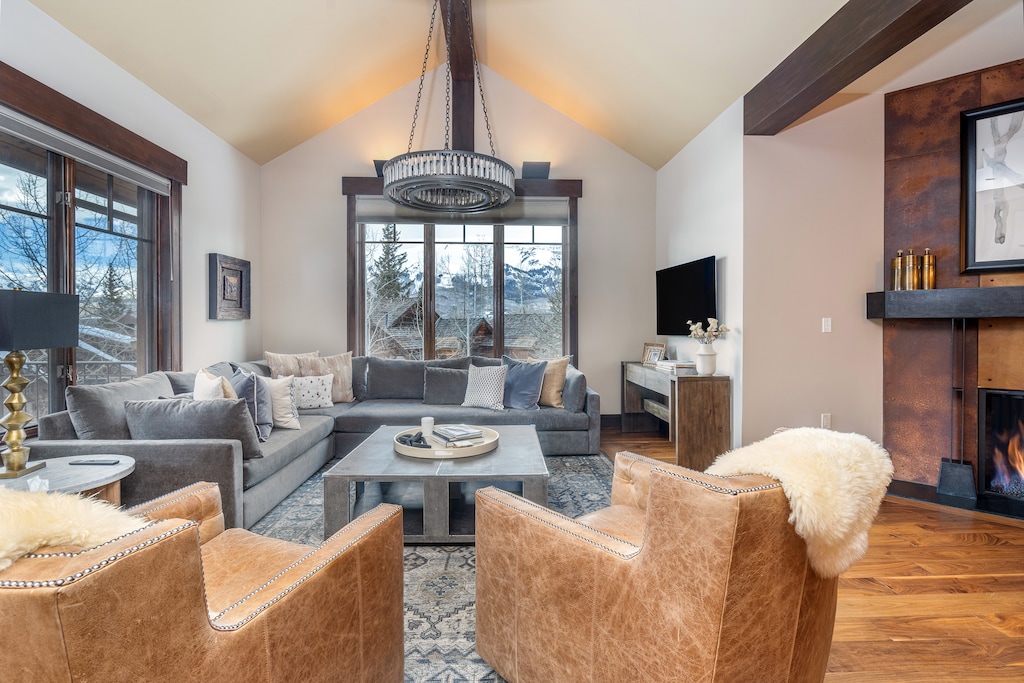 2.2-mountain-village-elkstone-retreat-living-room2