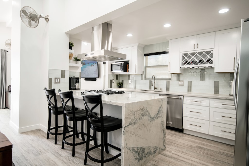 Kitchen & island seating