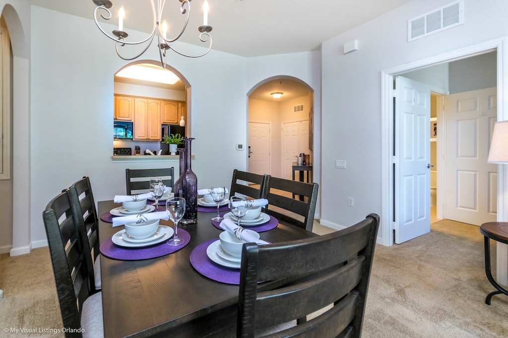 Elegant dining area of the condo in Orlando Florida - Functional and aesthetically pleasing space - 6 Persons dining - Stylish dining space with chic furnishings