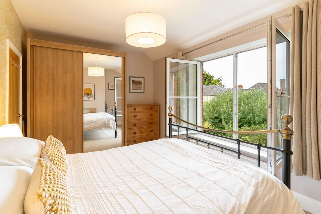 Clearmount Cottage, Weymouth - Host & Stay