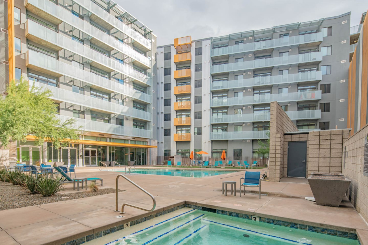 Cozy 2BD | Central DT | Gym+Pool+Parking | Sleep 8