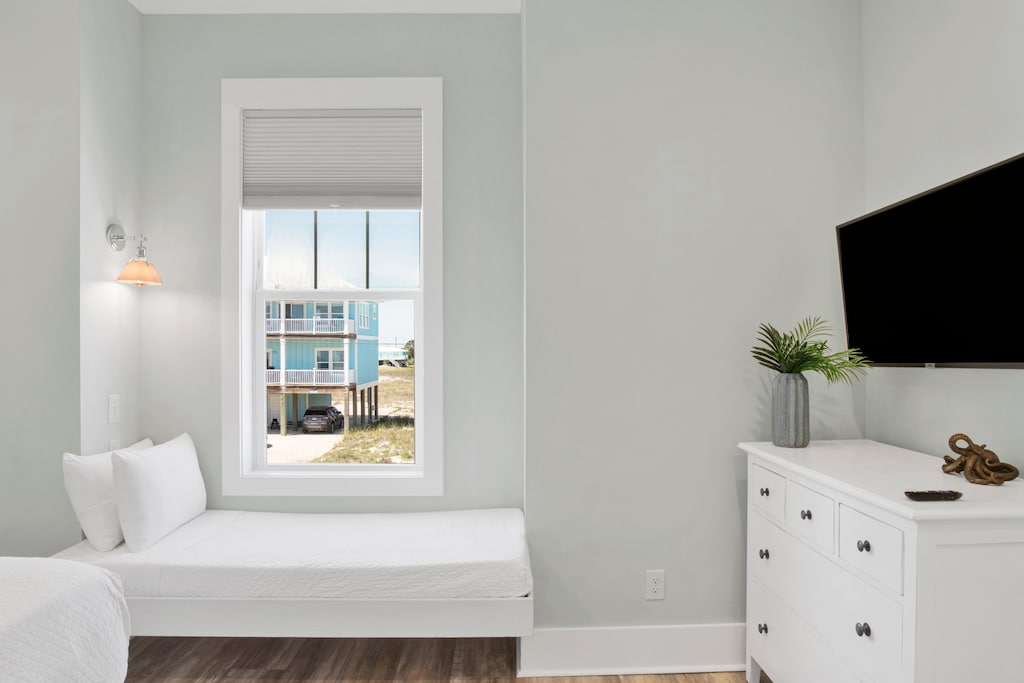 The guest bedroom offers a King bed, Twin bed and TV