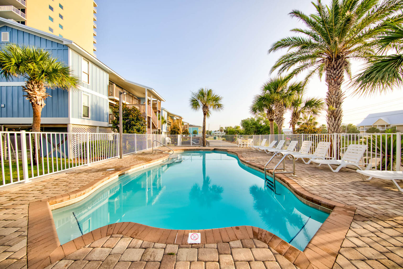 Outdoor pool at Sea Horse!