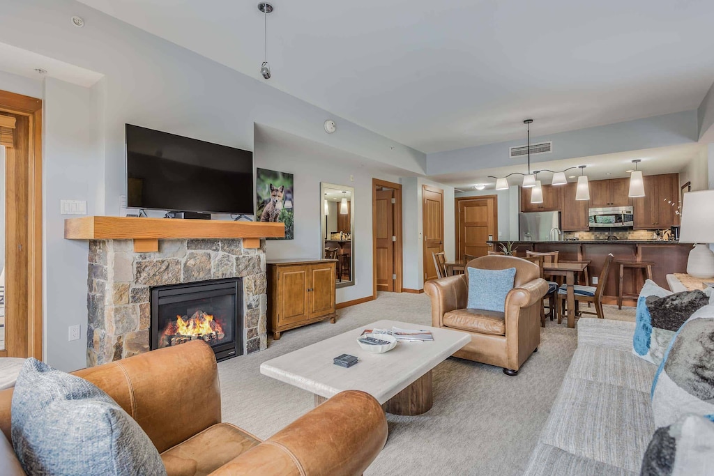 03_84_CARRIAGE_WAY_3208003