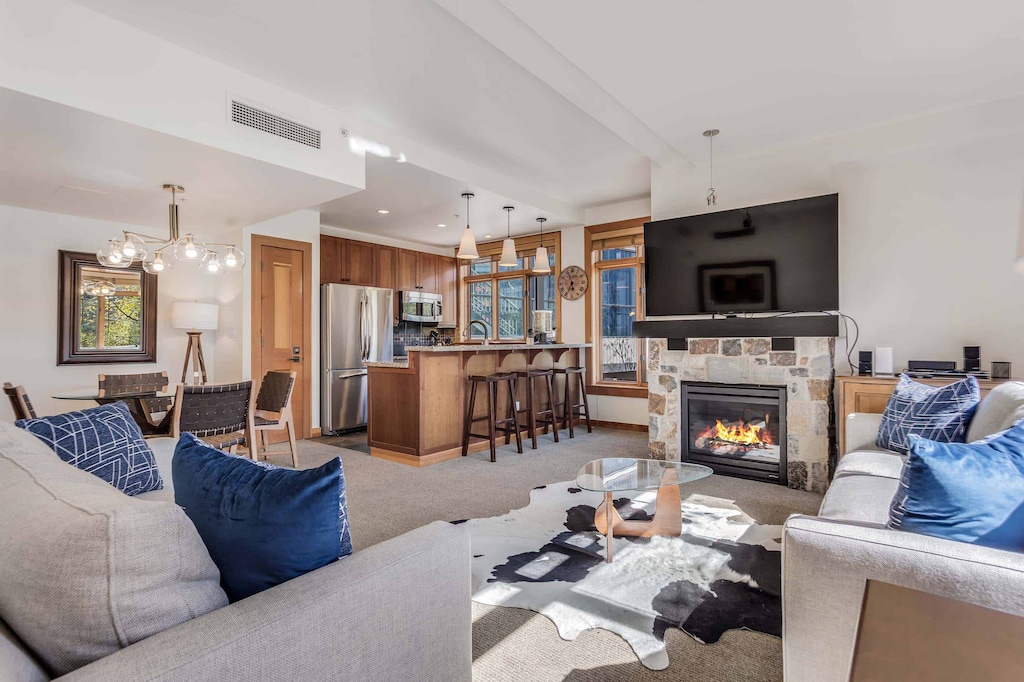 03_84_CARRIAGE_WAY_3221003