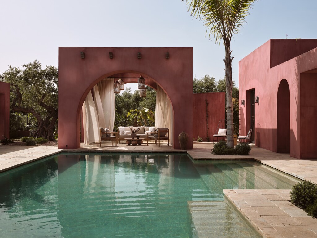 Exterior arches prevail, at this mythical villa.  
