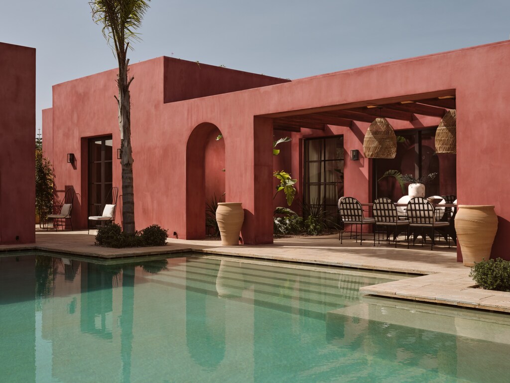 Iconic poll design, surrounded by mythical architecture.  
