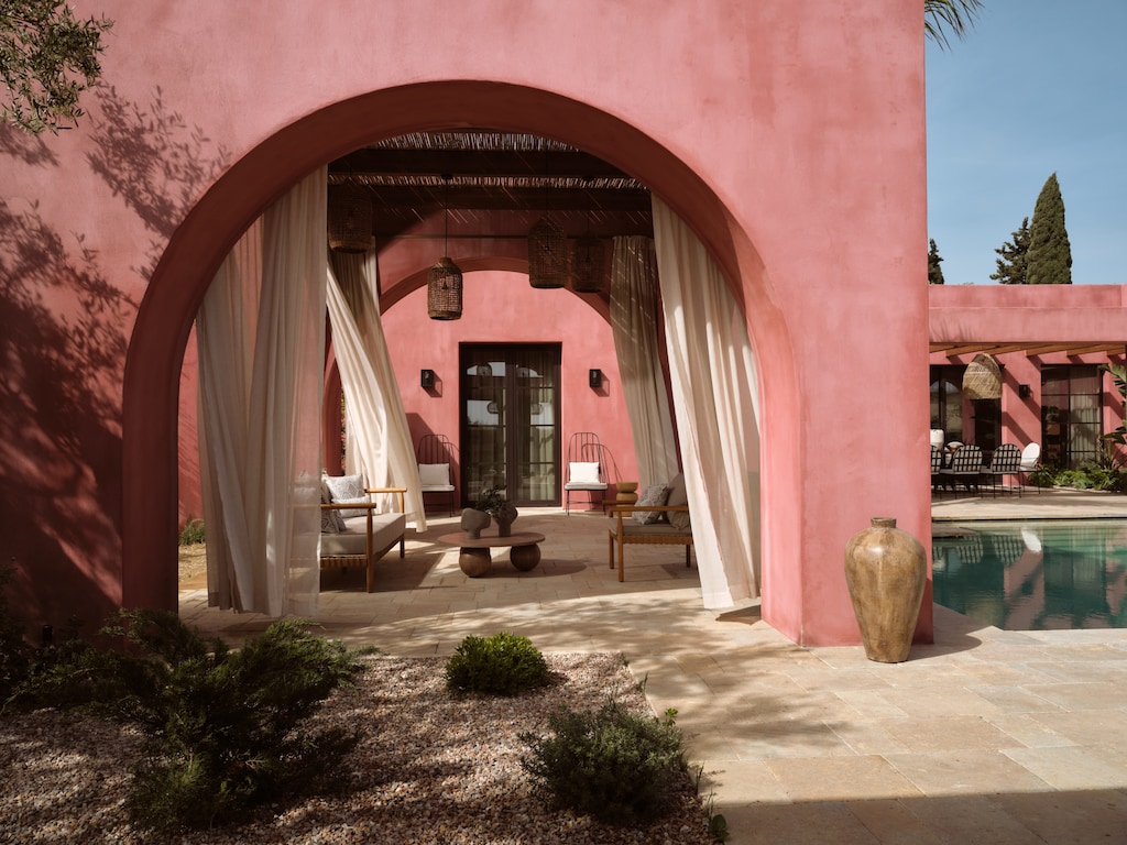 Shaded lounge area to enjoy the peace and quiet of the location. 
