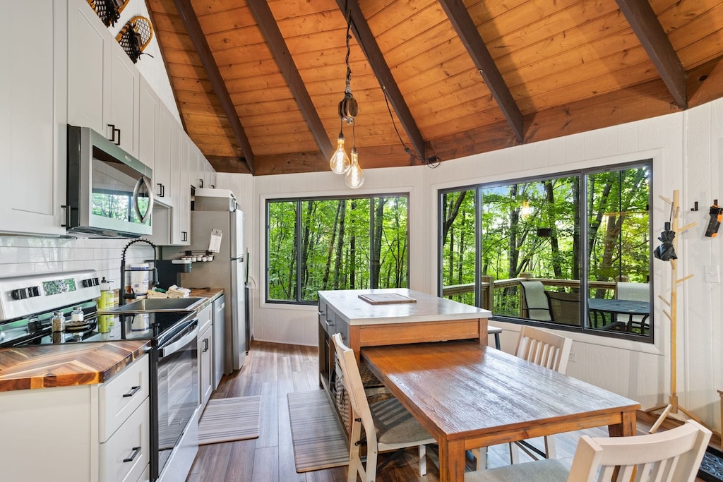 Encompassed by Windows Revealing the Natural Surroundings